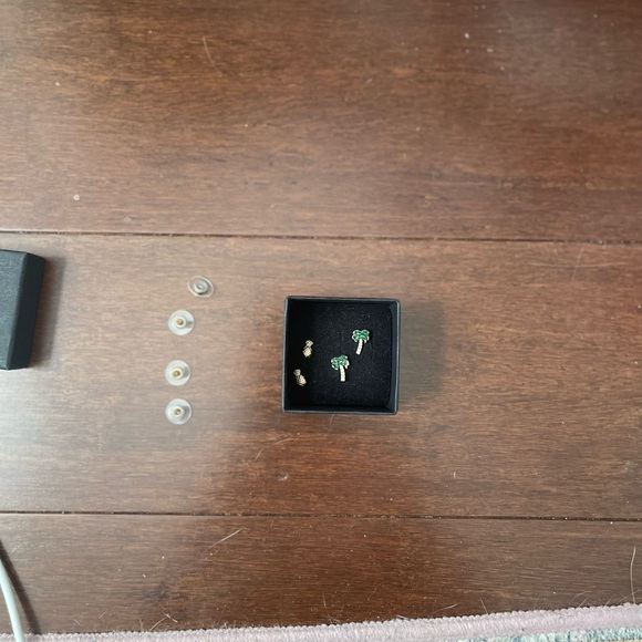 4 earrings/2 pair tropical Earrings - Picture 3 of 6